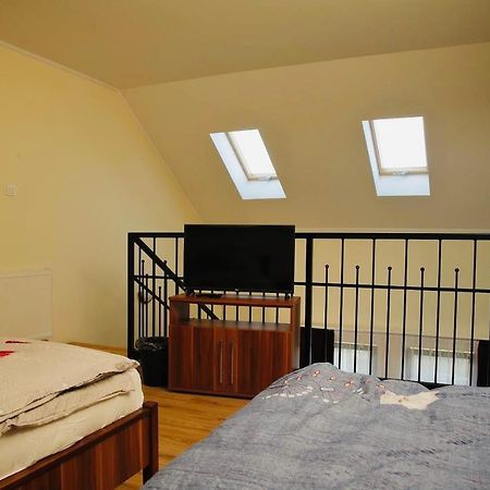 Viktor Vendeghaz Es Apartmanhaz Baktaloranthaza ภายนอก รูปภาพ
