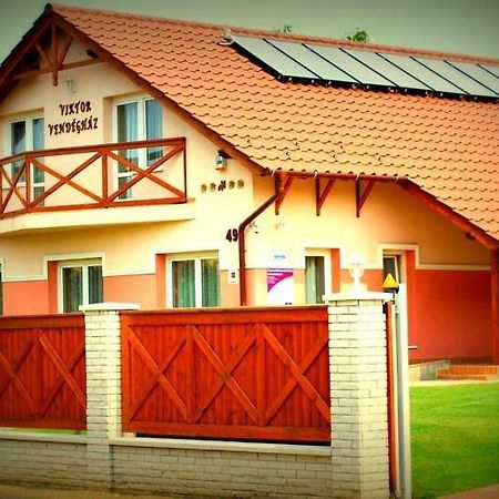 Viktor Vendeghaz Es Apartmanhaz Baktaloranthaza ภายนอก รูปภาพ