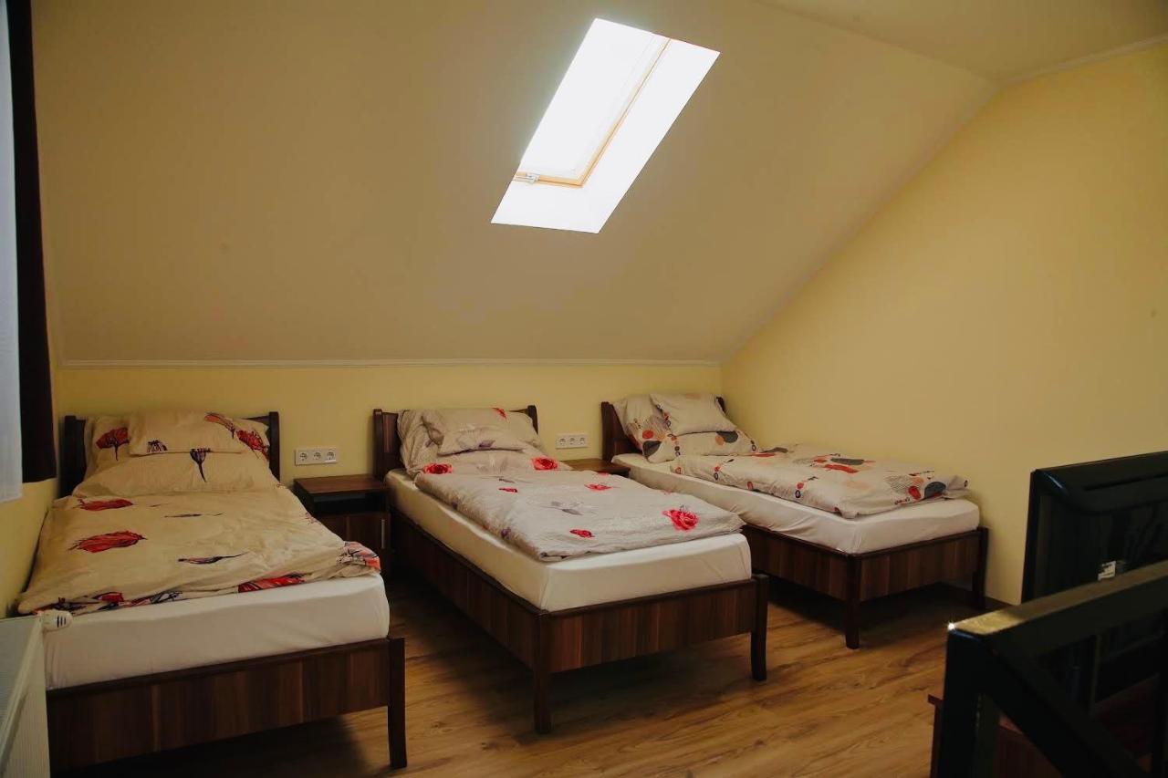 Viktor Vendeghaz Es Apartmanhaz Baktaloranthaza ภายนอก รูปภาพ