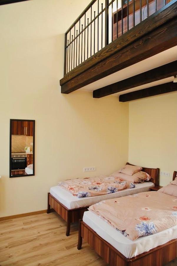 Viktor Vendeghaz Es Apartmanhaz Baktaloranthaza ภายนอก รูปภาพ