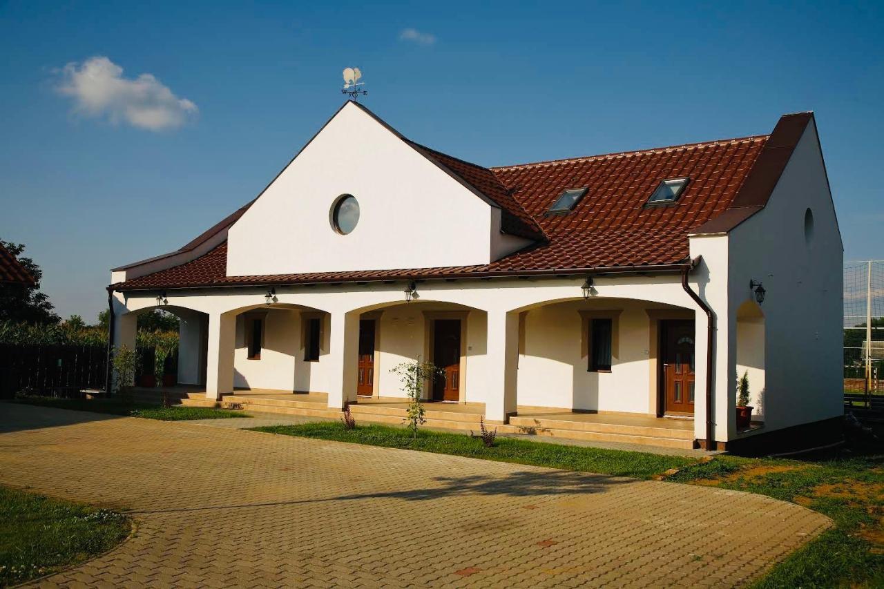 Viktor Vendeghaz Es Apartmanhaz Baktaloranthaza ภายนอก รูปภาพ
