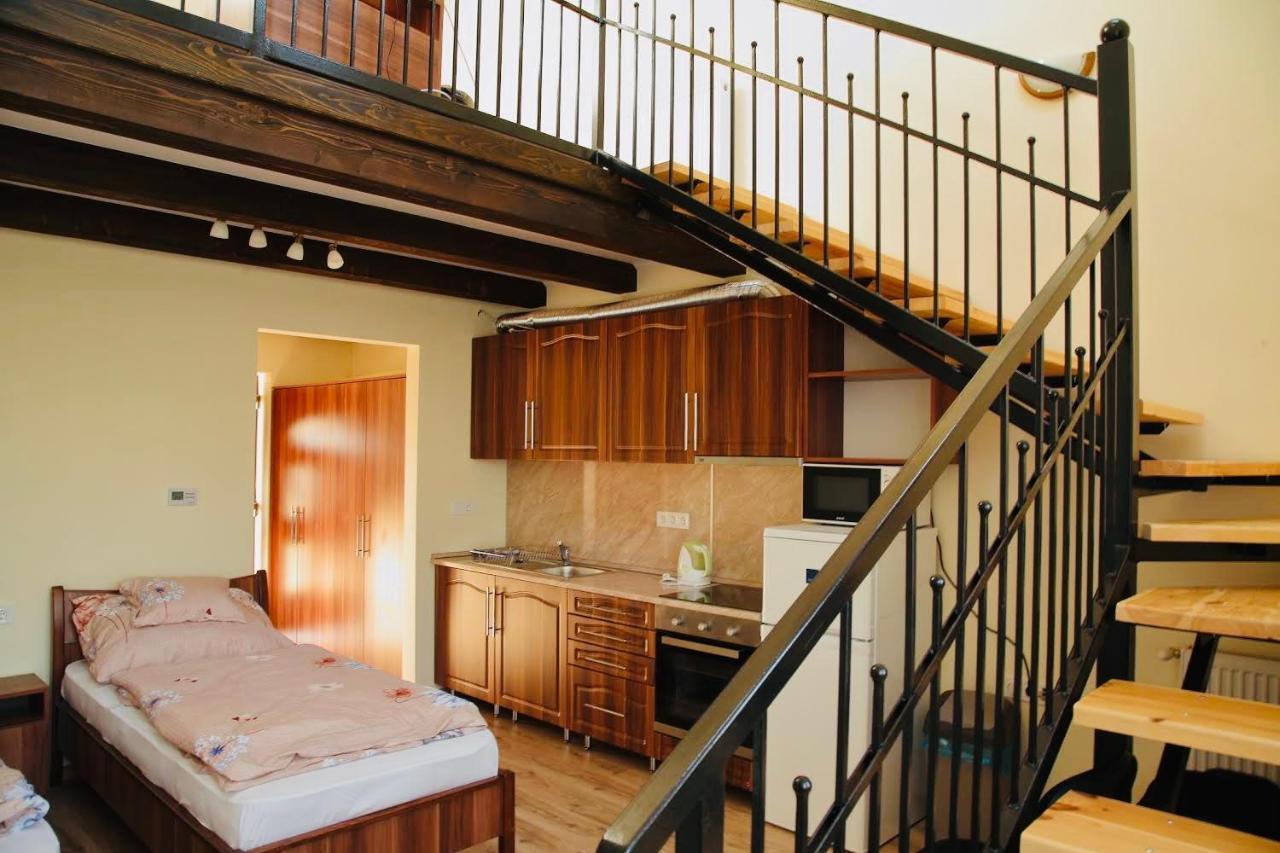 Viktor Vendeghaz Es Apartmanhaz Baktaloranthaza ภายนอก รูปภาพ