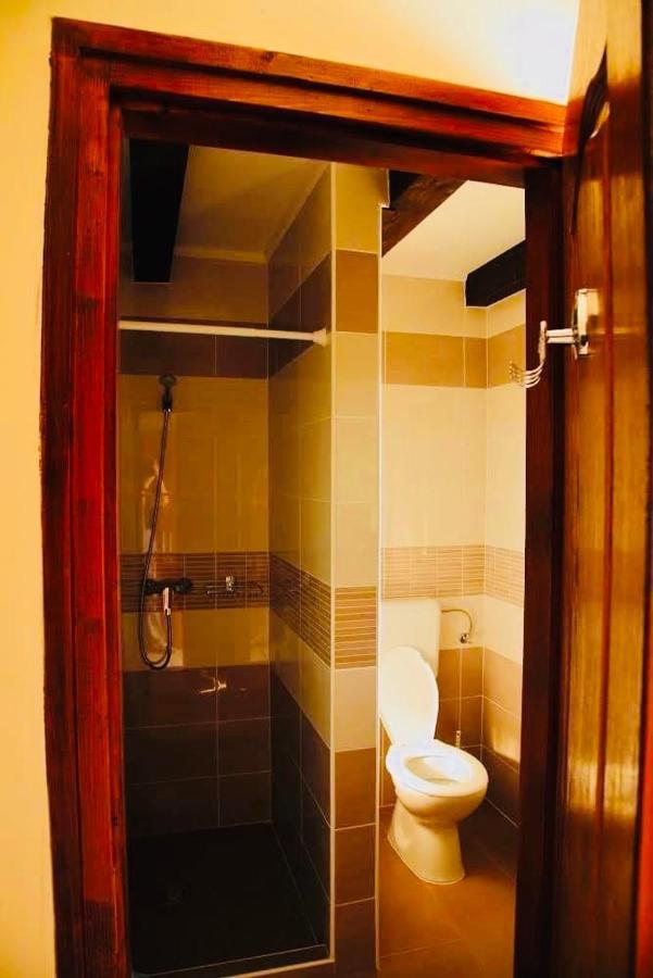 Viktor Vendeghaz Es Apartmanhaz Baktaloranthaza ภายนอก รูปภาพ