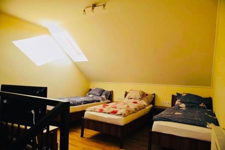 Viktor Vendeghaz Es Apartmanhaz Baktaloranthaza ภายนอก รูปภาพ