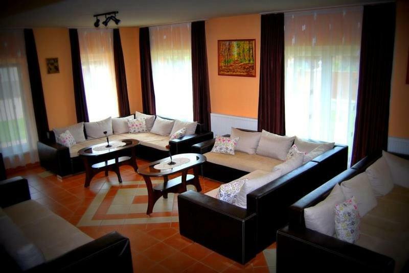 Viktor Vendeghaz Es Apartmanhaz Baktaloranthaza ภายนอก รูปภาพ