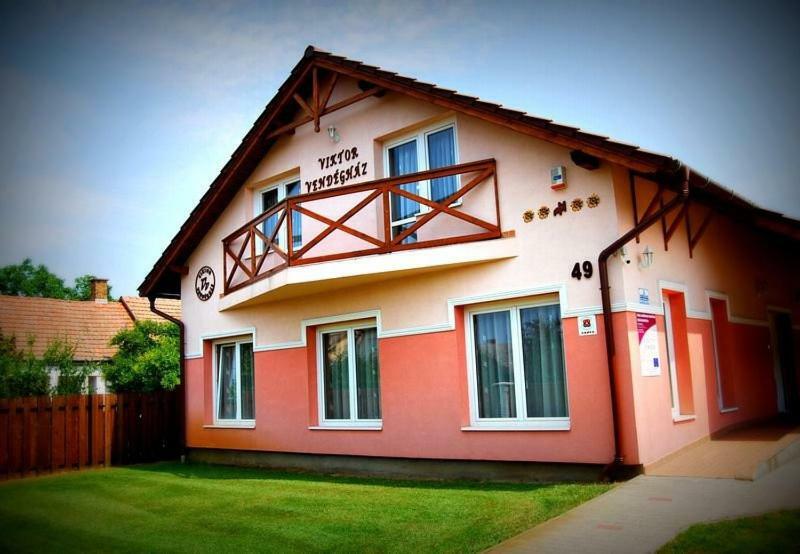 Viktor Vendeghaz Es Apartmanhaz Baktaloranthaza ภายนอก รูปภาพ