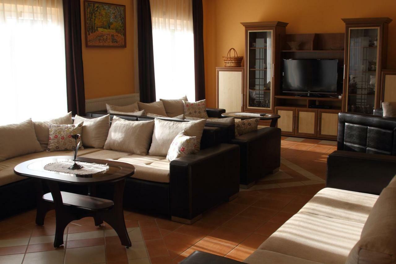 Viktor Vendeghaz Es Apartmanhaz Baktaloranthaza ภายนอก รูปภาพ