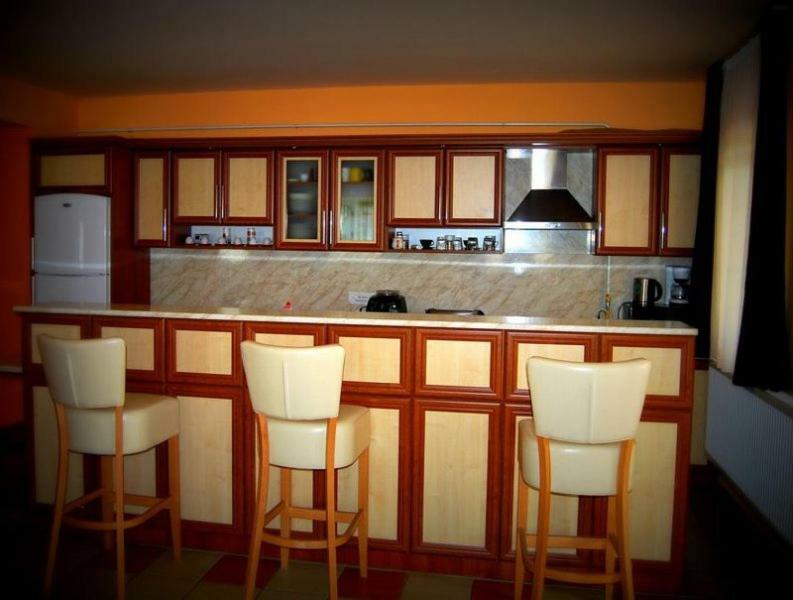 Viktor Vendeghaz Es Apartmanhaz Baktaloranthaza ภายนอก รูปภาพ
