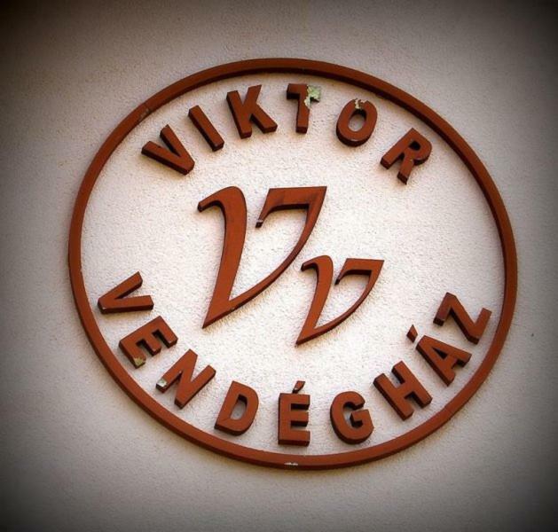 Viktor Vendeghaz Es Apartmanhaz Baktaloranthaza ภายนอก รูปภาพ